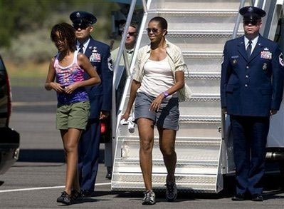 Michelle Obama mặc quần đùi bước xuống chiếc Air Force One. Ảnh: AP.