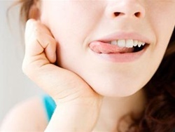 Hậu quả do thói quen cắn môi và cách khắc phục