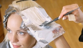 Tai biến do nhuộm tóc: Cần thử thuốc trước