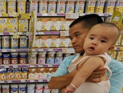 Sữa Trung Quốc có chuẩn chất lượng thấp nhất thế giới