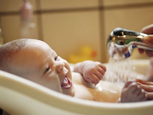 Có nên tắm cho trẻ sơ sinh bằng chanh không?  	
