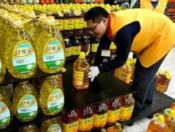 Dầu ăn 'cống rãnh' lọt vào siêu thị Trung Quốc
