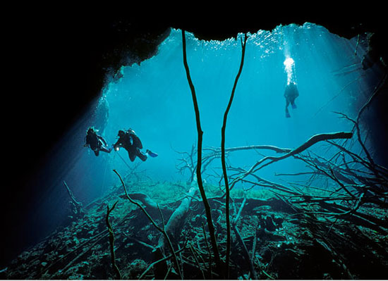 3 thợ lặn trong nhóm của Martyn Farr đang tiến hàng hang Carwash Cenote ở gần Tulum, Quintana Roo, Mexico trogn năm 2000.