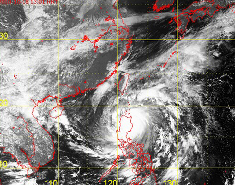 Ảnh vệ tinh chụp ngày 18/10 cho thấy bão Megi đang quần thảo phía bắc đảo Luzon của Philippines. Ảnh: AFP.