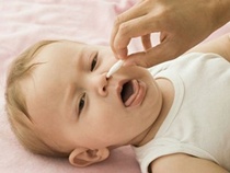 Hỏi: Làm gì khi bé bị ngạt mũi, khó thở