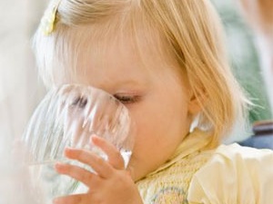 Trẻ giảm trí nhớ vì uống ít nước