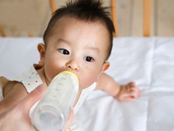 Hỏi: Có nên cho trẻ uống sữa thay cơm?