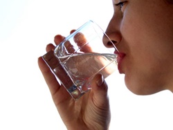 uống nước để chữa bệnh - tinsuckhoe.com