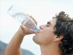 Hỏi: Có nên uống nhiều nước khi vừa làm việc nặng