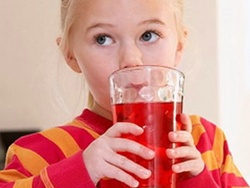 Không nên cho trẻ uống nước tăng lực