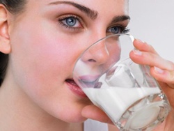 Hỏi: Làm sao để khắc phục tình trạng đau bụng, đi ngoài khi uống sữa?